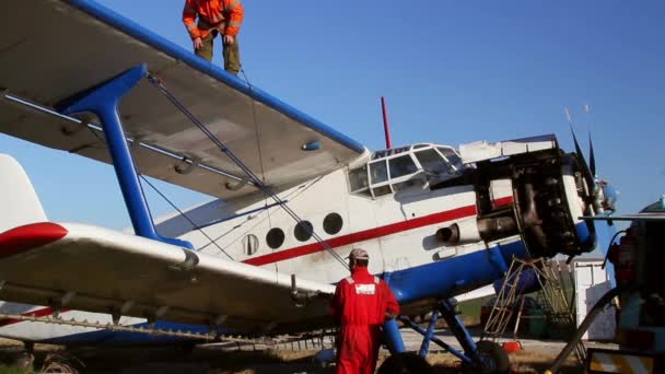 Экипаж самолета подливает топливо в старый российский биплан — стоковое видео