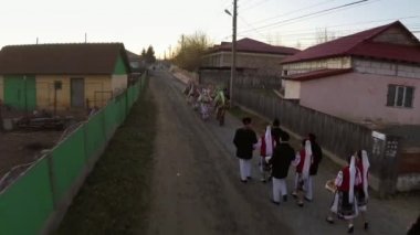 Noel gelenekleri ve geçit töreni (Sarbatoarea Mosoaielor Festivali)