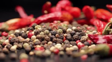Multi renk peppercorns ve kurutulmuş biber, yığını döndürme