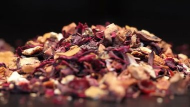 Meyve çay yaprakları ve kuru meyve siyah, izole yığını döndürme