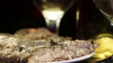 Aromatik otlar kabuk ile Somon Balık pişmiş ve şarap, döndürme