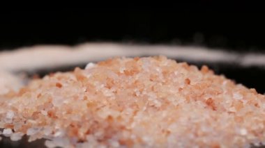 Pembe Himalaya kaya tuzu siyah, izole yığını döndürme