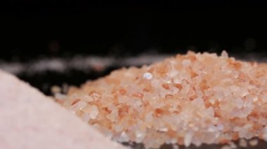 Pembe Himalaya kaya tuzu siyah, izole yığını döndürme
