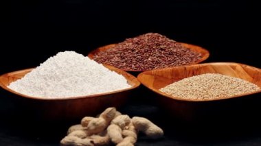 Kırmızı pirinç, darı tahıl, tapyoka inciler küçük kase ve fıstık, dönen bir yığın
