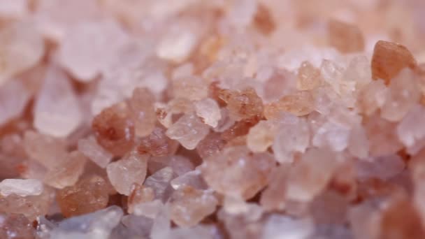 Закрыть розовую гималайскую каменную соль, вращаясь — стоковое видео