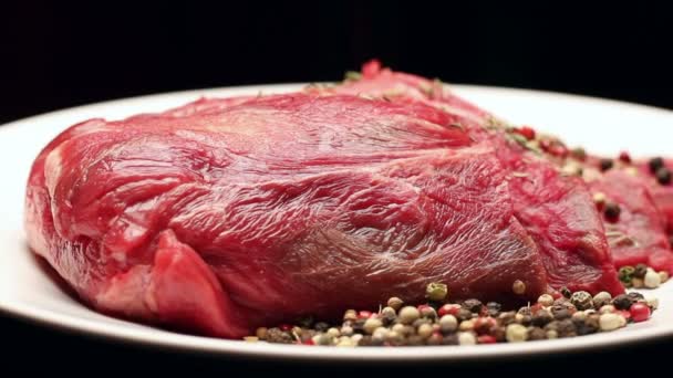 Viande de bœuf crue fraîche aux grains de poivre prête à griller, en rotation — Video