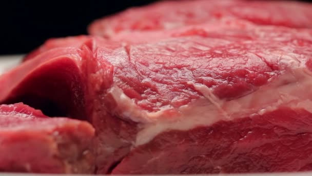 신선한 쇠고기 고기를 닫습니다. — 비디오