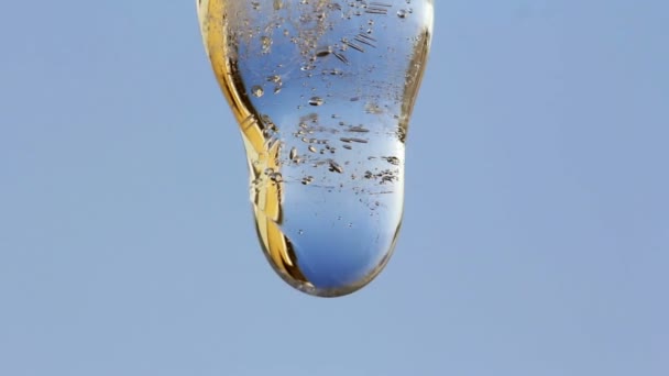 Gros plan d'une glace fondante et de l'eau qui coule — Video