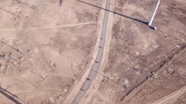 Radler fahren auf Straße mit Blick auf Windmühlen. — Stockvideo