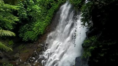 Bali adasında küçük bir şelale.