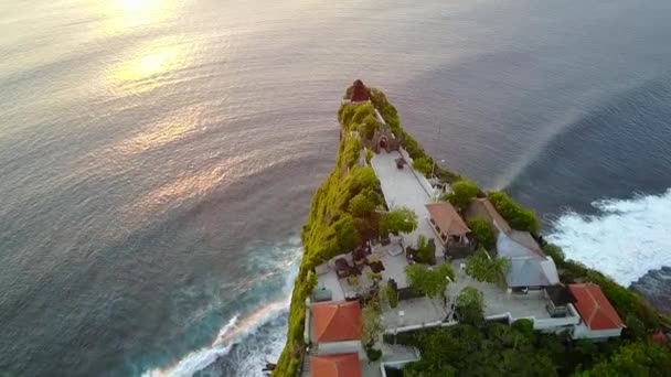 バリ島の夕日のウルワツ寺院。トップ表示 — ストック動画