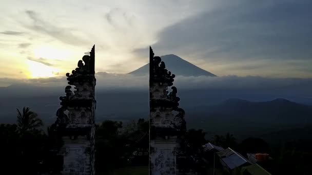 Agente volcán y lempuyang puerta del templo. — Vídeos de Stock