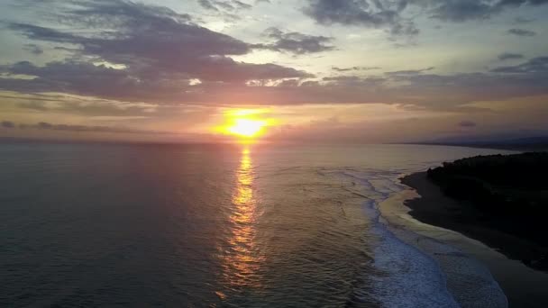 Zonsondergang boven de oceaan, grote wolken en een straal. — Stockvideo