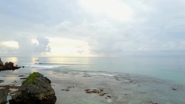 태양 광선을 받는 거대 한 구름이 바다를 덮고 있다. — 비디오