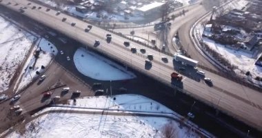 Büyük bir şehirde taşıma kavşağı. Uzun köprü.