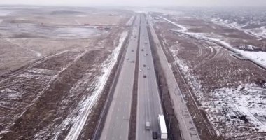 Büyük bir kamyon çok şeritli bir otoyolda ilerliyor.