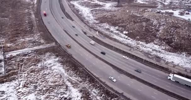 Een grote vrachtwagen rijdt op een snelweg met meerdere rijstroken — Stockvideo