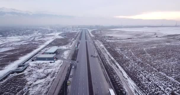 Um caminhão grande está viajando em uma rodovia multi-pista — Vídeo de Stock