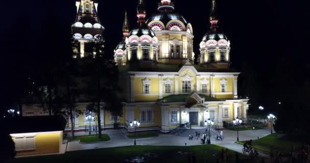 Un parco notturno e una chiesa con una sottostruttura. — Video Stock