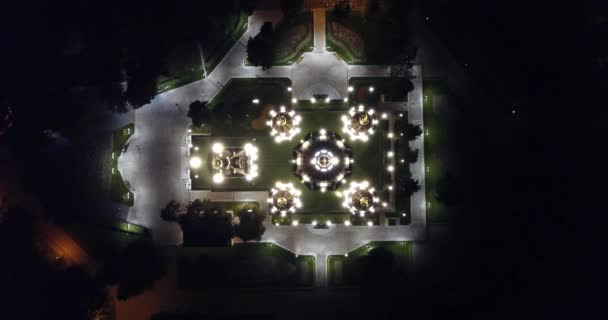 Un parc nocturne et une église avec sous-structure. — Video