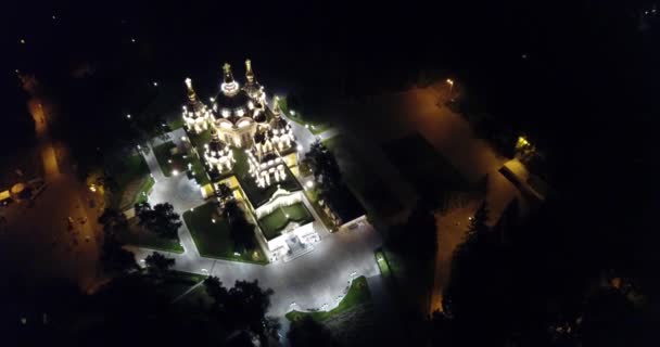 Ένα νυχτερινό πάρκο και μια εκκλησία με μια υποδομή. — Αρχείο Βίντεο