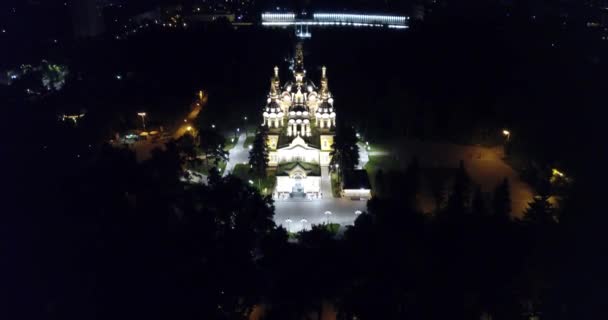 Un parco notturno e una chiesa con una sottostruttura. — Video Stock