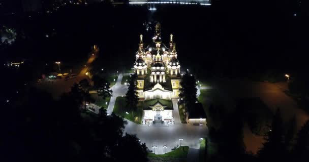 Un parco notturno e una chiesa con una sottostruttura. — Video Stock