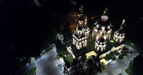 Egy éjszakai park és egy templom egy alépítménnyel. — Stock videók