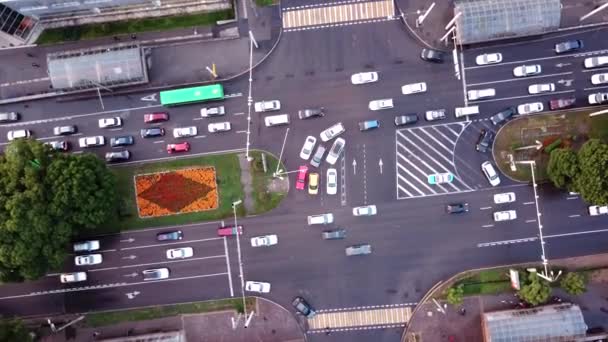 Blick auf die Kreuzung mit Autos von oben. — Stockvideo