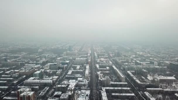 冬城阿拉木图在大雾中. — 图库视频影像
