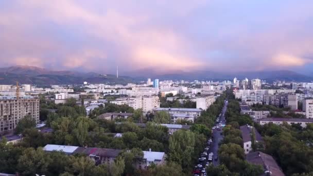 Heller Sonnenuntergang über der Stadt Almaty. — Stockvideo