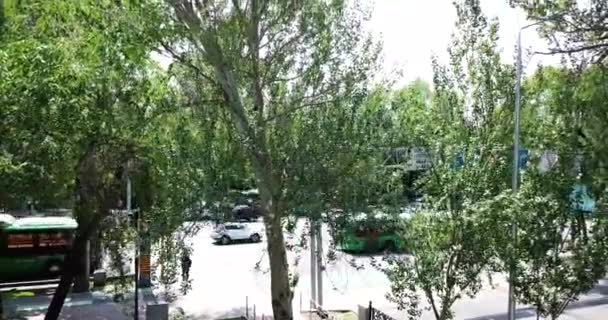 Vue sur la ville d'Almaty. Rues vertes, gros nuages — Video