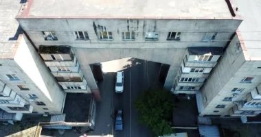 Almaty City 'nin en iyi manzarası. Yeşil sokaklar, büyük bulutlar