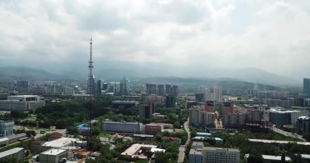 Vista superior de la ciudad Almaty. Calles verdes, grandes nubes — Vídeos de Stock