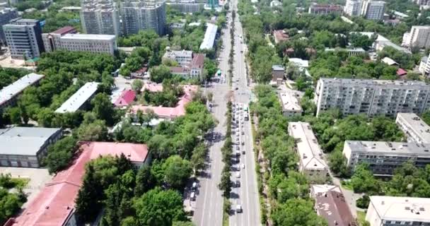 Vista superior de la ciudad Almaty. Calles verdes, grandes nubes — Vídeos de Stock