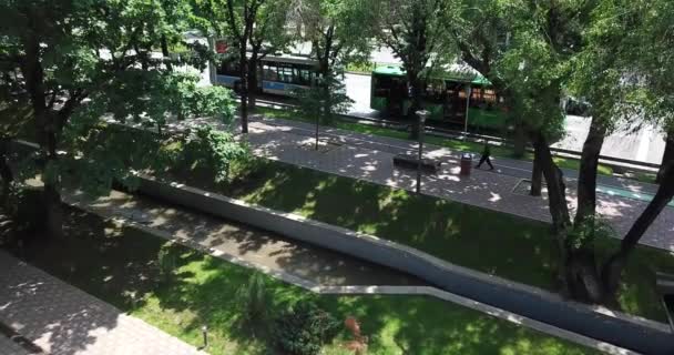 Vista dall'alto della città di Almaty. Strade verdi, grandi nuvole — Video Stock
