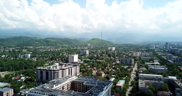 Краєвид на місто Алмати. Зелені вулиці, великі хмари. — стокове відео