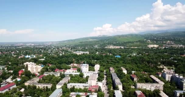 Vista superior da cidade de Almaty. Ruas verdes, grandes nuvens — Vídeo de Stock