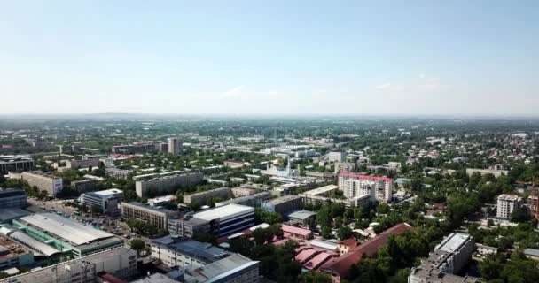 Horní pohled na Almaty city. Zelené ulice, velké mraky — Stock video