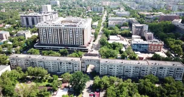 Øverste utsikt over Almaty City. Grønne gater, store skyer – stockvideo