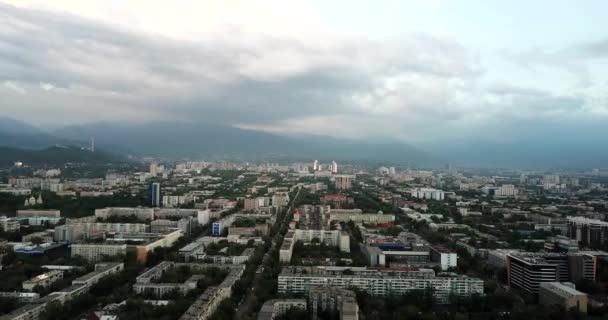 Vista superior de la ciudad Almaty. Calles verdes, grandes nubes — Vídeos de Stock