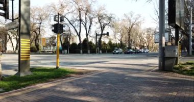 Az trafiği olan bir şehir kavşağı.