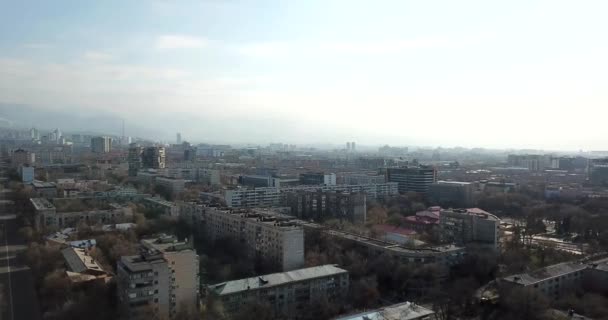 Voorjaarsstad Almaty tijdens de quarantaineperiode — Stockvideo