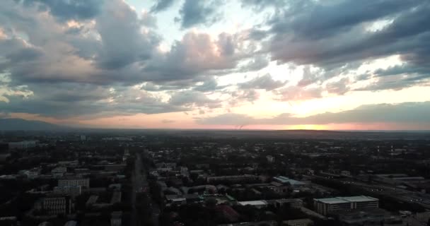 Puesta de sol roja sobre la ciudad de Almaty. — Vídeos de Stock