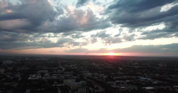 Puesta de sol roja sobre la ciudad de Almaty. — Vídeos de Stock