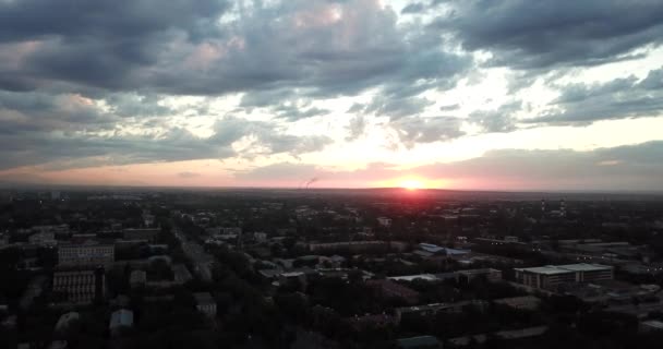 Puesta de sol roja sobre la ciudad de Almaty. — Vídeos de Stock