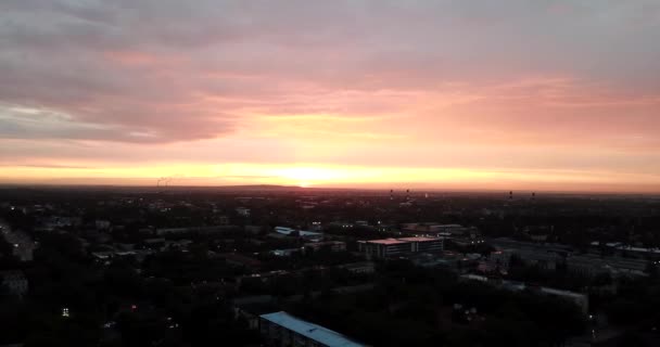 Puesta de sol roja sobre la ciudad de Almaty. — Vídeos de Stock