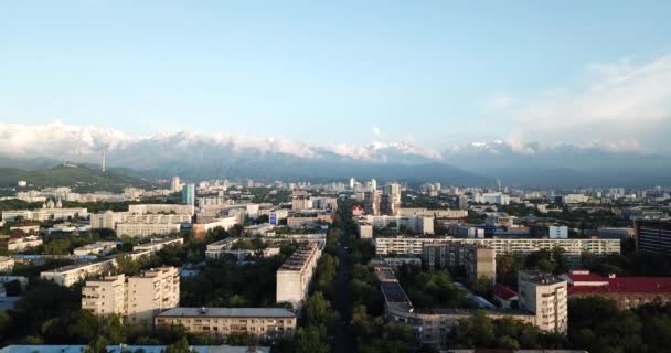 Chmury nad górami i miastem Almaty o zachodzie słońca — Wideo stockowe