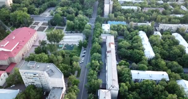 Wolken über den Bergen und der Stadt Almaty bei Sonnenuntergang — Stockvideo