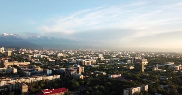 夕暮れ時のアルマティの山と街の上の雲 — ストック動画